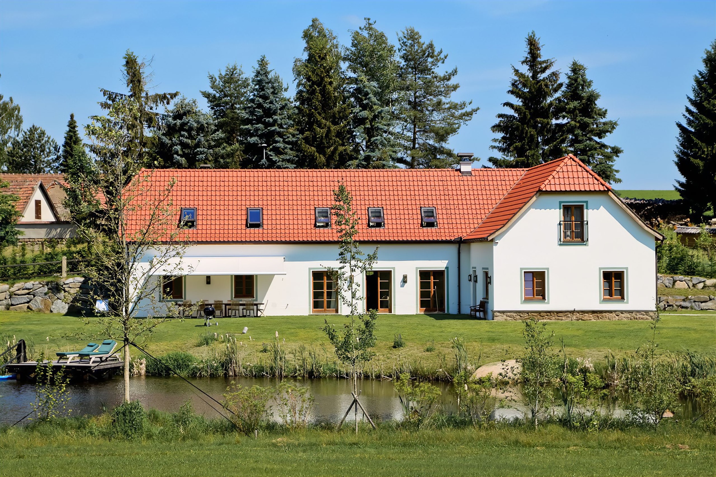 Landhaus Litschau Aussen Sonnig gruen 1