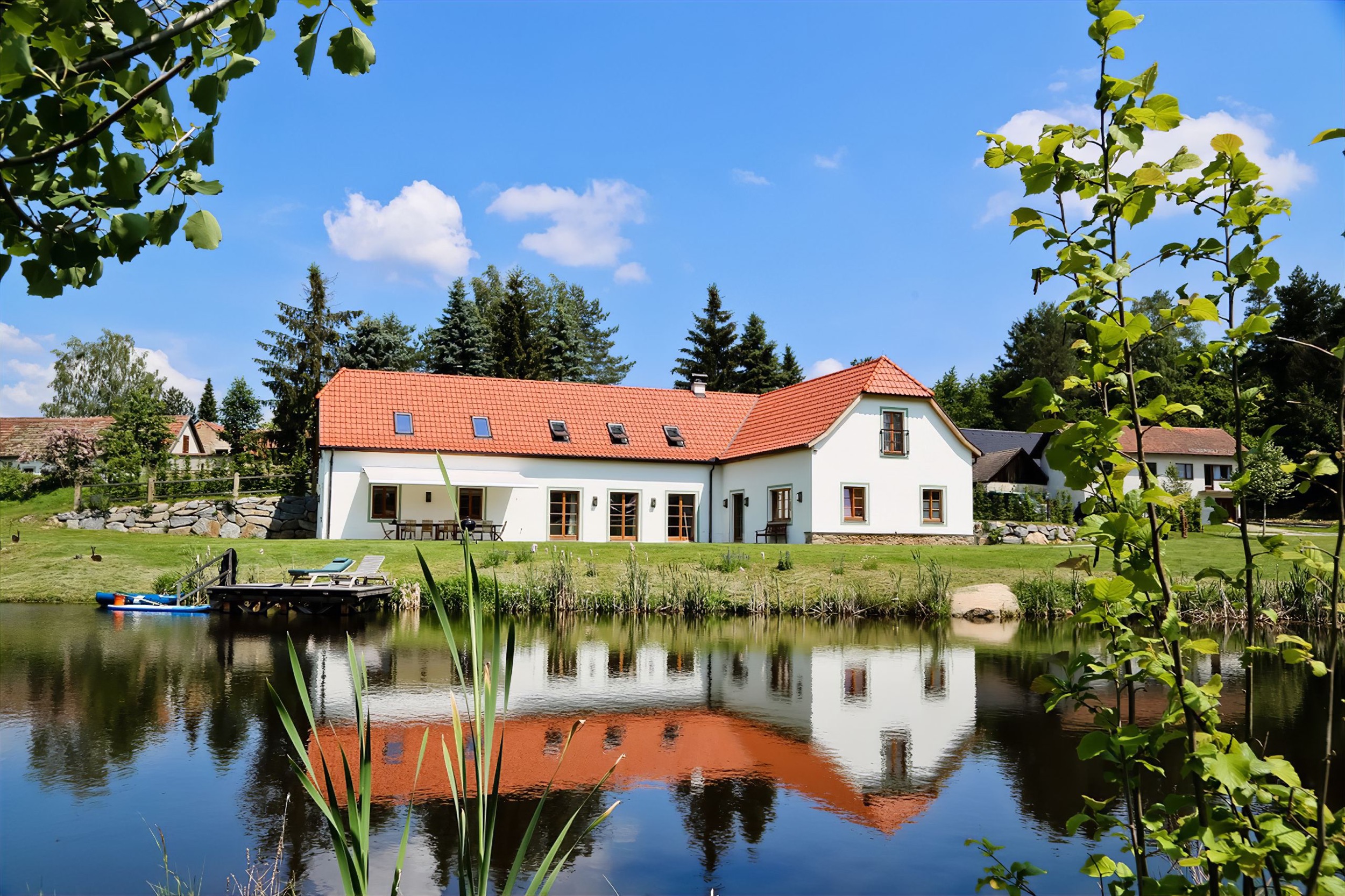 Landhaus Litschau Aussen Sonnig gruen 2